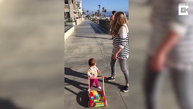 Une petite fille trop mignonne croise un beau gosse torse nu, c'est le coup de foudre !