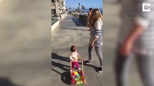 Une petite fille trop mignonne croise un beau gosse torse nu, c'est le coup de foudre !