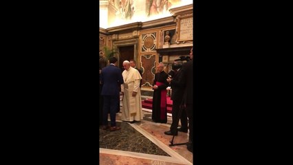 Dario Ramirez fait sa demande en mariage devant le Pape