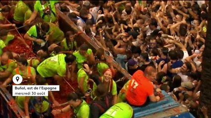 Espagne : des milliers de personnes se battent à coups de tomates pour la "Tomatina"