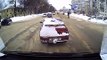 Un automobiliste ignore que son clignotant est recouvert de neige , il obtient une petite correction !