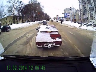 Un automobiliste ignore que son clignotant est recouvert de neige , il obtient une petite correction !