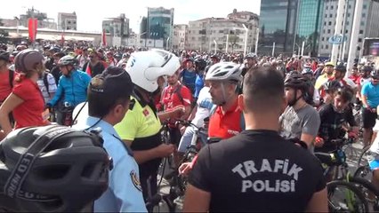 Zafer Bayramı İçin 300 Bisikletli Taksim Meydanı'nda