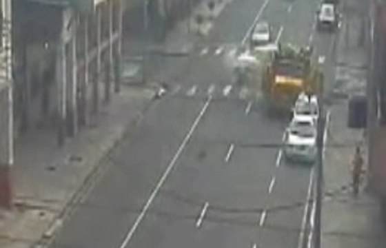 Cámaras de seguridad captan el momento de un choque entre un auto y una volqueta en Guayaquil