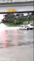 Cette femme sauve une conductrice coincée dans les inondations de l'ouragan Harvey à Houston !