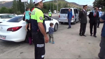 Sürücüleri Kaza Görüntüleri ve Şekerle Uyardılar