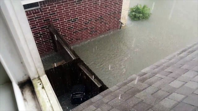 La vue de ta fenêtre en plein ouragan... Un grand lac au lieu de ton quartier !