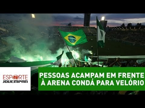 Pessoas acampam em frente à Arena Condá para velório