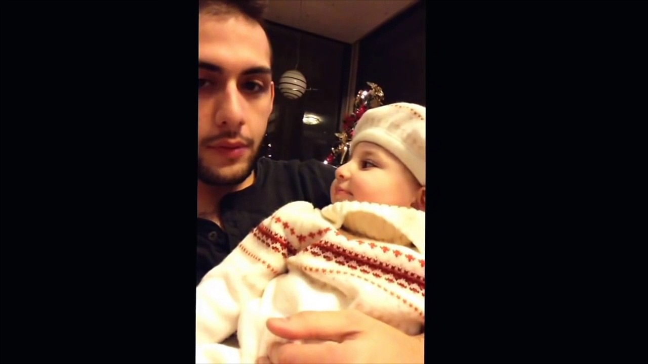 Trop marrant cette petite essaye de faire du beatbox comme son père !