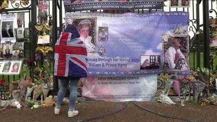 El Palacio de Kensington se llena de homenajes a Diana de Gales por el aniversario de su muerte