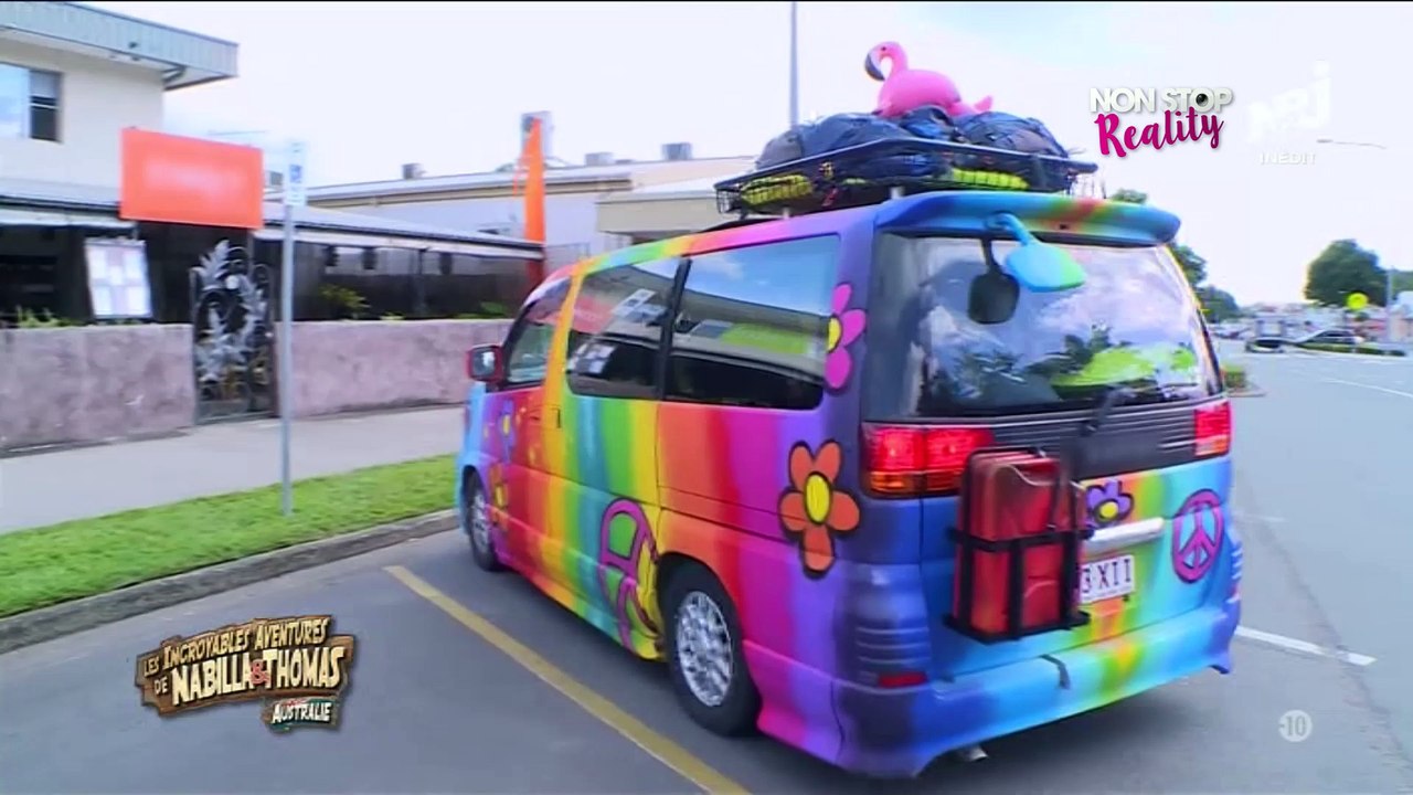 Nabilla négocie une douche contre un selfie dans ses incroyables aventures (Vidéo)