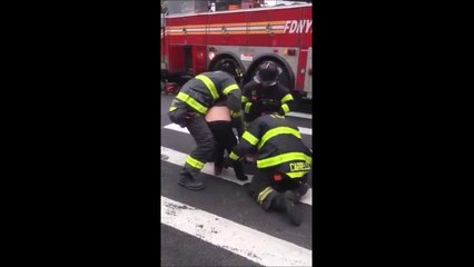 Video herunterladen: Il se retrouve la jambe coincée dans un trou au milieu de la route à New York