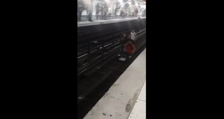 Des enfants roms descendent sur les voies du métro parisien.