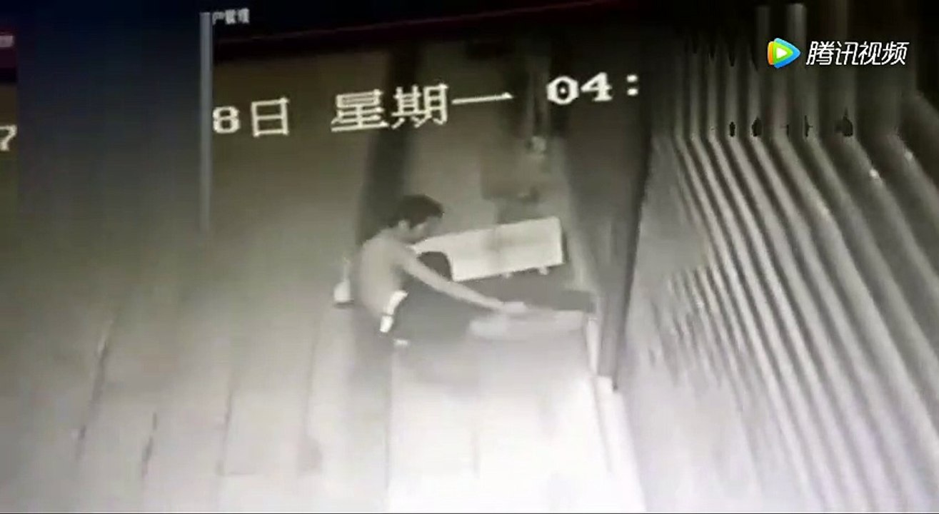 Dumb thief gets his foot stuck in door has to wait awkwardly for police rescue