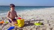 Bébé mal plage défi fou la famille amusement amusement dans enfants sur en jouant le sable marchand de sable le le le le la vidéo