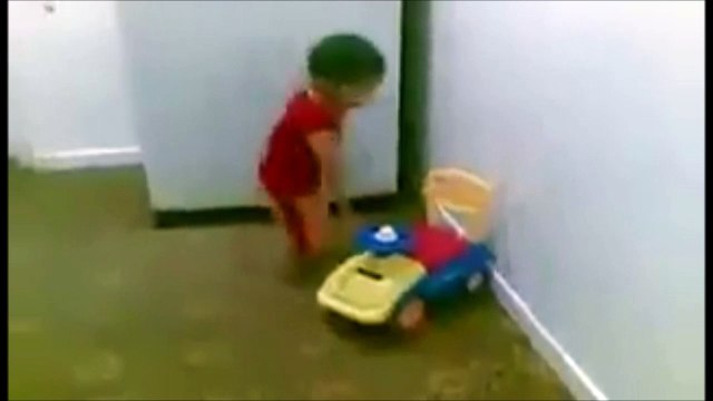 Ce bébé grimpe aux murs comme Spider-Man !