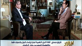 فاروق حسني يحسم الجدل حول تزييف قلادة نجيب محفوظ