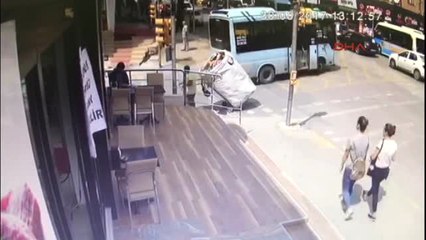 Hayvan Pazarından Kaçan Boğa Karşıdan Karşıya Geçen Kadına Saldırdı