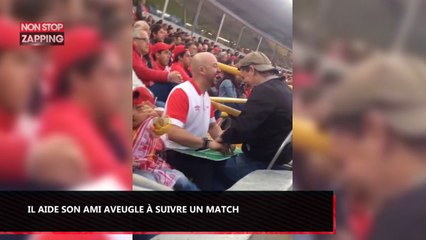 Un homme aide son ami aveugle à suivre un match de football (Vidéo)