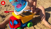 Plage voiture sur le sable homme araignée le le le le la jouets déballage littleboy adam