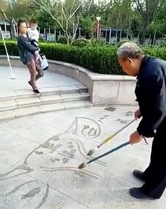 Best Artist Ever Who Can Draw With Two Hands Simultaneously