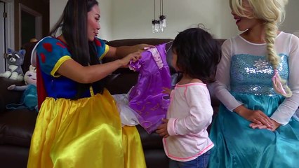 Snow White & Baby Take Coca Cola Coke Bath? w/ Frozen Elsa, Rapunzel Baby, KFC