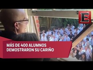 Alumnos le cantan a su maestro con cáncer