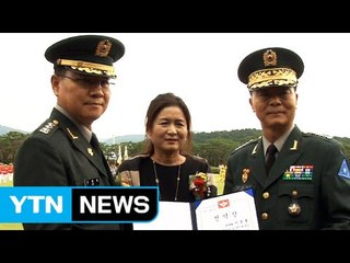 전우 구하다 두 다리 잃은 군인의 전역식 / YTN