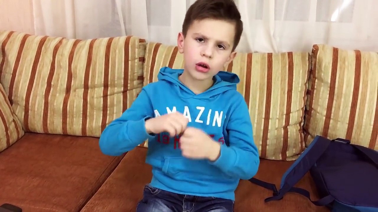 En jugando médico con inyecciones de juegos peligrosos tragado agua de la piscina de rescate Nicole