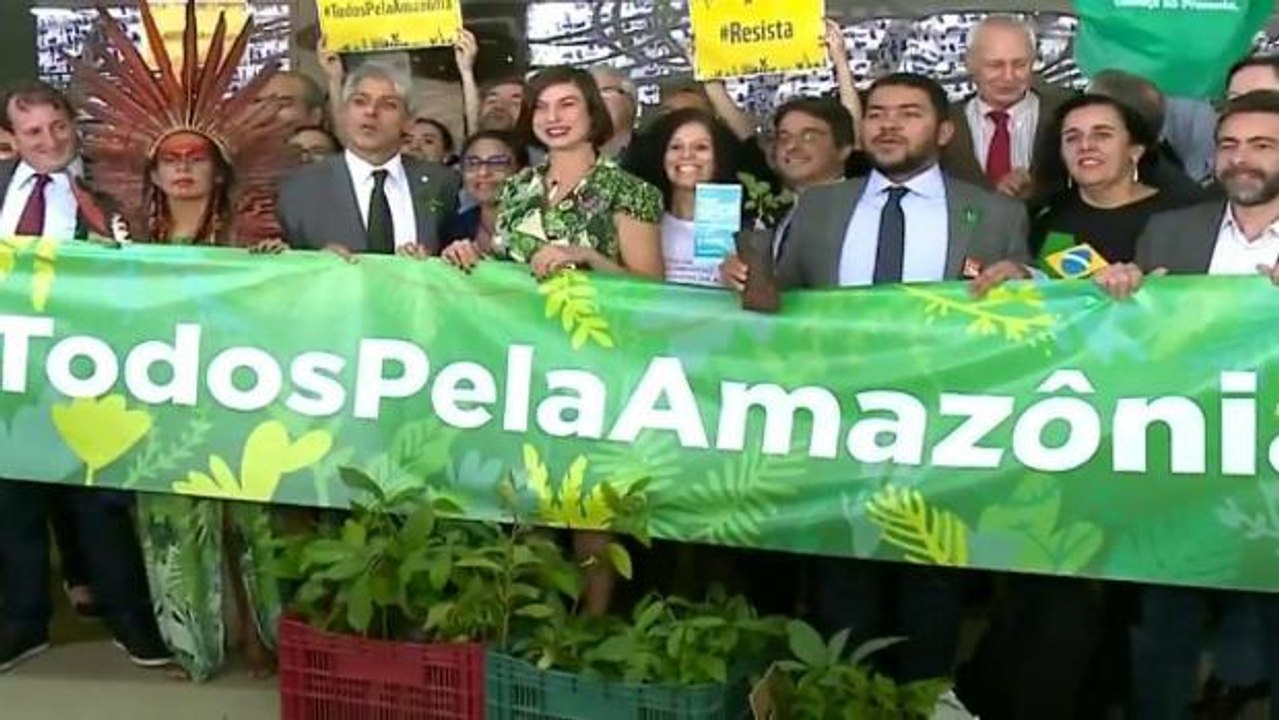 Manifestantes protestam em Brasília contra a extinção da Renca
