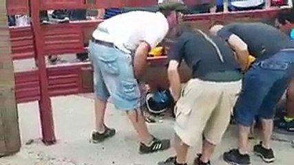 Un homme se fait percuter par une boule géante dans la rue en Espagne