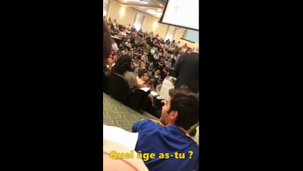 Une étudiante pète un câble en plein cours après s’être fait confisquer son portable...