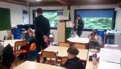 Paul Magnette retrouve les bancs de l'école