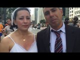 Casal comemora união vestido de noivos na São Silvestre