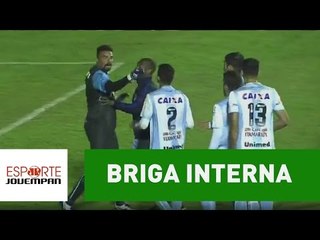 Goleiro e zagueiro do mesmo time "saem na mão" na Série B