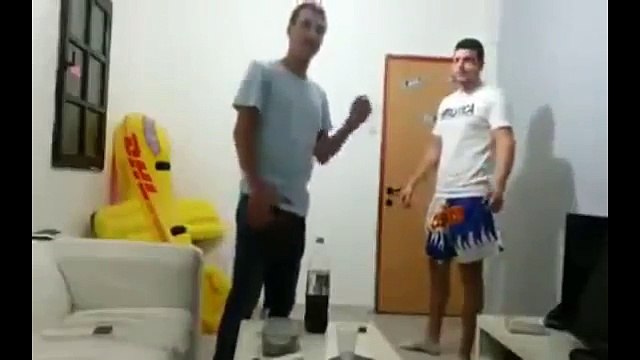 Arkadaşa yapılan ilginç şaka _))))