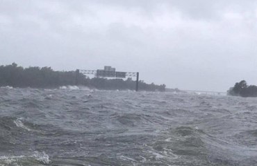 Une autoroute complètement sous l'eau après le passage d'Harvey à Houston