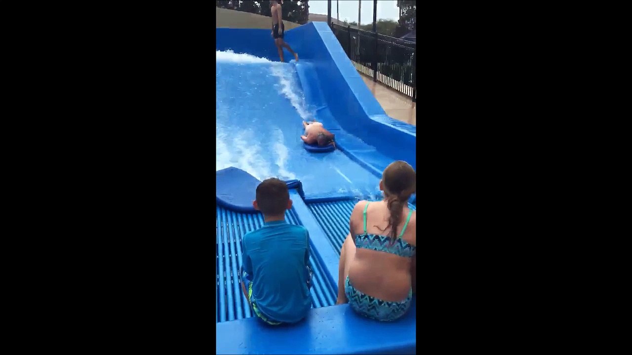 Il perd son short et se retrouve les fesses à l'air dans une vague artificielle