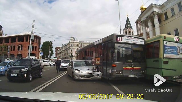 Un chauffeur de bus essaie de fuir après un accrochage... Et fonce dans un autre bus