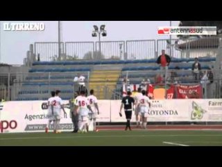 TG 08.04.14 Calcio: capitano Barletta sviene, e i tifosi gli urlano 'devi morire'