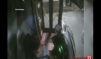 Bisikletli, otobüs şoförü ile yumruk yumruğa kavga etti
