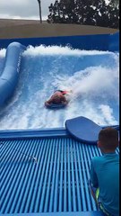 Perdre son maillot de bain dans une vague artificielle