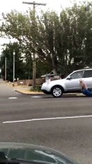 Un carjackeur ne lâche pas prise