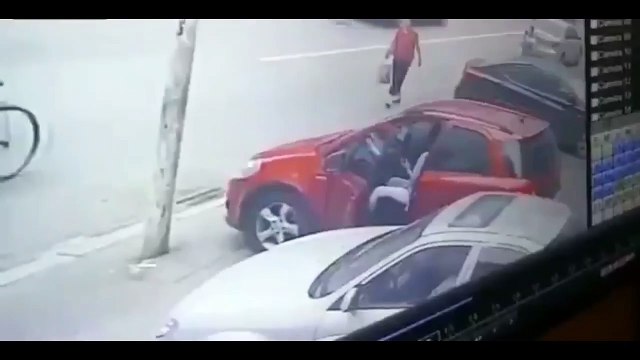 Une femme oublie son frein à main et se casse le pied