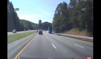 Otobanda korku dolu anlar: Fırlayan lastiğe bakarken kaza yaptı