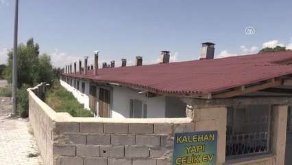 Kolundaki Bilezikleri Satıp Tavuk Çiftliği Kurdu