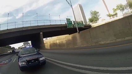 Motociklista pokazao policiji srednji prst, a onda ih u nastavku totalno ponizio!