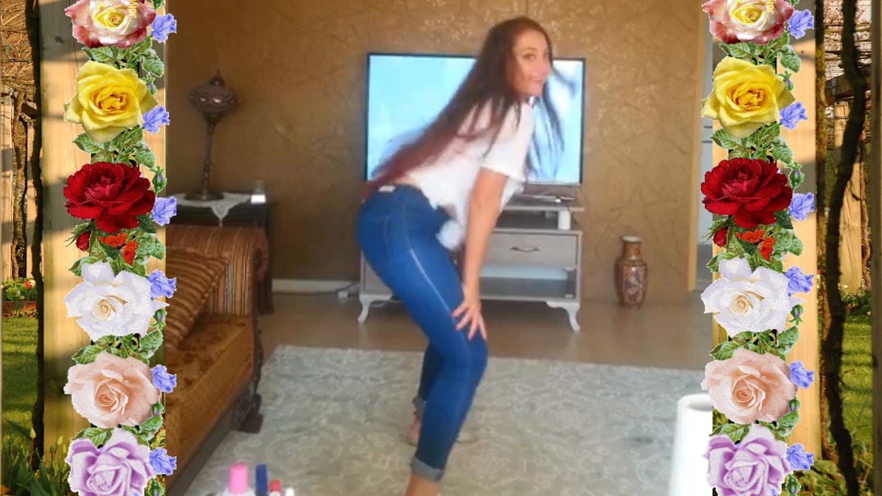 Mavi Melek evde coşmuş