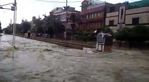 یہ سیلاب یا کوئی دریا کا پانی نہیں، یہ کراچی میں ہونے والی بارش کے پانی کا منظر ہے۔ ویڈیو: محمد عثمان۔ کراچی