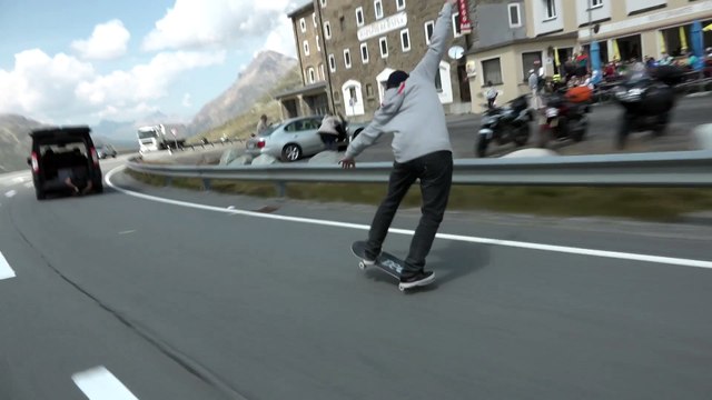 Adrénaline - Skateboard : Simon Stricker réalise un manual long de 2 km !